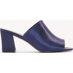 Klapki damskie: NA-KD Shoes Satynowe klapki mule na obcasie – Blue,Navy