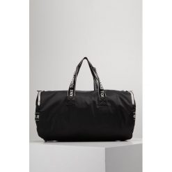 Tommy Jeans LOGO DUFFEL Torba sportowa black. Czarne torby podróżne Tommy Jeans, bez wzorów, z jeansu, sportowe. Za 509,00 zł.