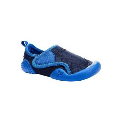 Buty giętkie do gimnastyki 500 BABYLIGHT. Niebieskie buciki niemowlęce DOMYOS, z poliesteru, bez zapięcia. Za 49,99 zł.