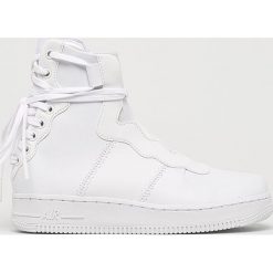 Nike Sportswear - Buty Air Force 1 Rebel XX. Białe buty sportowe damskie marki Nike Sportswear, bez wzorów, ze skóry, sportowe. Za 599,90 zł.