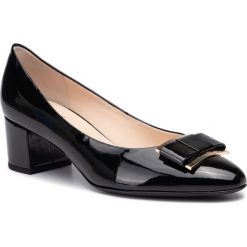 Półbuty HÖGL - 8-104084 Black 0100. Czarne półbuty damskie HÖGL, z aplikacjami, ze skóry, bez obcasa, na obcasie, bez zapięcia. W wyprzedaży za 389,00 zł.