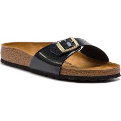 Klapki BIRKENSTOCK - Madrid Bs 1009043 Magic Snake Black. Czarne klapki damskie Birkenstock, bez wzorów, ze skóry ekologicznej, bez obcasa. Za 249,00 zł.