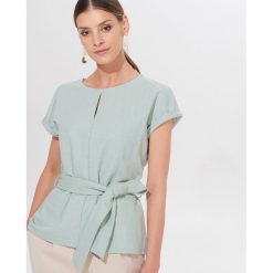 Bluzka z paskiem w talii - Zielony. Zielone bluzki damskie Mohito, s, bez wzorów, bez kołnierzyka, bez rękawów. W wyprzedaży za 39,99 zł.
