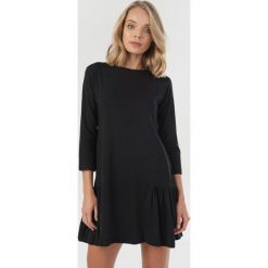 Czarna Sukienka Qhessyss. Czarne sukienki damskie Born2be, xl, bez wzorów, z dzianiny, bez kołnierzyka, bez rękawów. Za 69,99 zł.