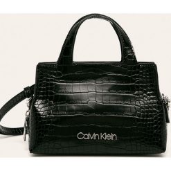 Calvin Klein - Torebka. Czarne listonoszki damskie Calvin Klein, w paski, ze skóry ekologicznej, na ramię, małe, bez dodatków. Za 579,90 zł.