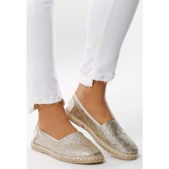 Złote Espadryle Case. Żółte espadryle damskie Born2be, z aplikacjami, bez obcasa, na płaskiej podeszwie. Za 59,99 zł.