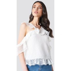 Linn Ahlborg x NA-KD Top z podwójną falbaną - White. Białe topy damskie Linn Ahlborg x NA-KD, bez wzorów, z poliesteru, z podwójnym kołnierzykiem. W wyprzedaży za 48,78 zł.