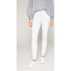 Review - Jeansy Minnie. Białe jeansy damskie skinny marki Review, z elastanu. Za 129,90 zł.