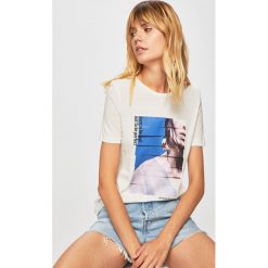 Vero Moda - T-shirt. Białe bluzki damskie Vero Moda, s, z nadrukiem, z bawełny, z okrągłym kołnierzem, z krótkim rękawem. W wyprzedaży za 44,90 zł.