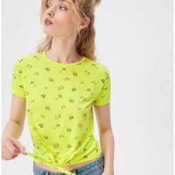Wiązany crop top - Żółty. Żółte topy damskie Sinsay, s, bez wzorów, bez kołnierzyka. W wyprzedaży za 7,99 zł.