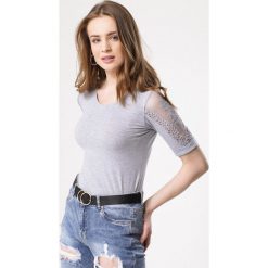 Szara Bluzka Dateless. Szare bluzki damskie Born2be, xl, bez wzorów, z okrągłym kołnierzem, z krótkim rękawem. Za 29,99 zł.