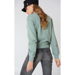 Bluzy damskie: NA-KD Bluza z haftowanymi różami na rękawach – Green