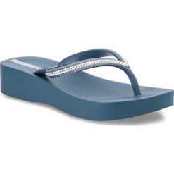Japonki IPANEMA - Mesh III Plat Fem 82285 Blue 21119. Niebieskie klapki damskie marki Ipanema, bez wzorów, z tworzywa sztucznego, bez obcasa, na obcasie. Za 89,99 zł.