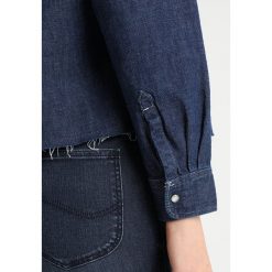 Lee CROPPED ZIP SHIRT Bluzka rinse. Niebieskie bluzki damskie marki Lee, l, bez wzorów, z bawełny, bez kołnierzyka, bez rękawów. Za 419,00 zł.