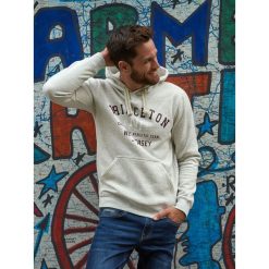 BLUZA MĘSKA TYPU KANGURKA Z NADRUKOWANĄ APLIKACJĄ. Szare bejsbolówki męskie Top Secret, na jesień, m, z aplikacjami. Za 69,99 zł.