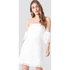 Trendyol Koronkowa sukienka mini z odkrytymi ramionami - White. Białe sukienki damskie Trendyol, w paski, z koronki, bez kołnierzyka, z krótkim rękawem, krótkie, mini, z odkrytymi ramionami. Za 141,95 zł.
