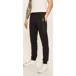 Trussardi Jeans - Spodnie. Czarne spodnie męskie s, z elastanu, casualowe. Za 469,90 zł.