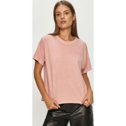 Levi's - T-shirt. Różowe bluzki damskie Levi's®, s, z nadrukiem, z bawełny, z okrągłym kołnierzem. Za 159,90 zł.