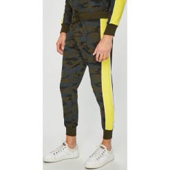 Brave Soul - Spodnie. Niebieskie spodnie męskie marki Brave Soul, na co dzień, xl, bez wzorów, z bawełny, casualowe. W wyprzedaży za 59,90 zł.