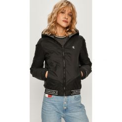 Calvin Klein Jeans - Kurtka. Pomarańczowe kurtki damskie Calvin Klein Jeans, s, bez wzorów, z elastanu, krótkie, z kapturem. Za 849,90 zł.