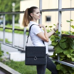 Duża Torebka Filcowa - Listonoszka grafitowa A4. Szare listonoszki damskie marki Pakamera, bez wzorów, ze skóry, na ramię, duże, bez dodatków. Za 109,00 zł.
