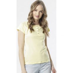 Jasnożółty T-shirt Oranore. Żółte bluzki damskie Born2be, s, bez wzorów, z dzianiny, klasyczne, z okrągłym kołnierzem, z krótkim rękawem. Za 54,99 zł.