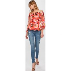 Marciano Guess - Bluzka. Czerwone bluzki damskie MARCIANO GUESS, na co dzień, z aplikacjami, z poliesteru, bez kołnierzyka, bez rękawów. W wyprzedaży za 359,90 zł.