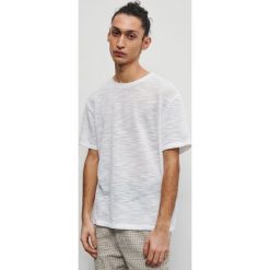 T-shirt z ażurowej dzianiny - Biały. Białe t-shirty męskie Reserved, s, bez wzorów, z dzianiny, bez kołnierzyka. Za 49,99 zł.