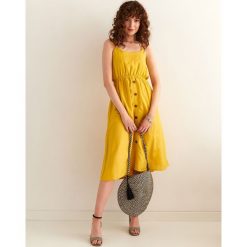 Sukienka damska gładka. Żółte sukienki damskie Top Secret, na co dzień, na lato, bez wzorów, z tkaniny, eleganckie, z dekoltem na plecach, bez rękawów. W wyprzedaży za 59,99 zł.