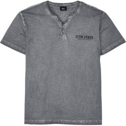 Shirt z dekoltem henley i efektem wytarcia, krótki rękaw bonprix dymny szary z nadrukiem. Szare koszulki męskie bonprix, xxl, z nadrukiem, bez kołnierzyka, z krótkim rękawem, krótkie. Za 59,99 zł.