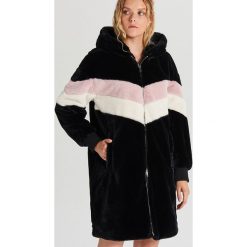 Pluszowy płaszcz z kapturem - Czarny. Czarne płaszcze damskie Cropp, xl. Za 199,99 zł.