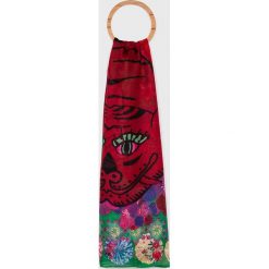 Desigual - Chusta. Szaliki damskie Desigual, z poliesteru. W wyprzedaży za 89,90 zł.