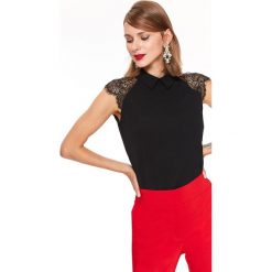 ELEGANCKA BLUZKA Z KORONKĄ. Czarne bluzki damskie marki Top Secret, w koronkowe wzory, z materiału, eleganckie, z krótkim rękawem. W wyprzedaży za 39,99 zł.