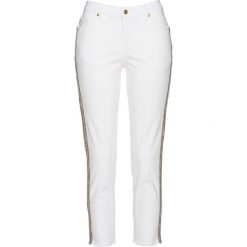 Dżinsy 7/8 ze stretchem i ozdobnymi paskami bonprix biel wełny. Białe jeansy damskie bonprix. Za 129,99 zł.