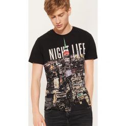 T-shirt z nadrukiem Night life - Czarny. Czarne t-shirty męskie z nadrukiem marki House, l. Za 39,99 zł.