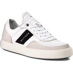 Sneakersy TOMMY HILFIGER - Lightweight Material Mix Low Cut FM0FM01706 White 100. Białe sneakersy męskie TOMMY HILFIGER, bez zapięcia. W wyprzedaży za 329,00 zł.