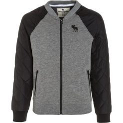 Abercrombie & Fitch MIXED QUILTED Bluza rozpinana grey. Szare bluzy chłopięce marki Abercrombie & Fitch, z bawełny. W wyprzedaży za 143,40 zł.