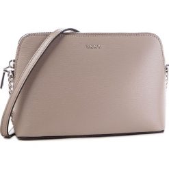 Torebka DKNY - Bryant Dome Cbody R83E3655 Warm Grey WG5. Szare torebki klasyczne damskie DKNY, ze skóry. W wyprzedaży za 429,00 zł.