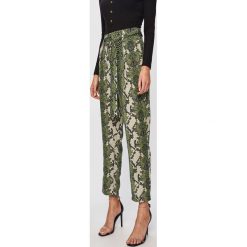 Glamorous - Spodnie. Zielone spodnie damskie Glamorous, s, w paski, z poliesteru, casualowe. W wyprzedaży za 89,90 zł.