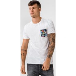 Guess Koszulka Biały. Białe podkoszulki męskie Guess, xxl, z nadrukiem, z bawełny, bez kołnierzyka, krótkie. Za 159,95 zł.