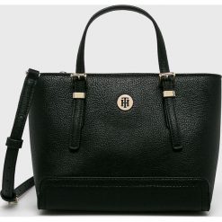 Tommy Hilfiger - Torebka. Czarne torebki klasyczne damskie TOMMY HILFIGER, w paski, ze skóry ekologicznej, casualowe, na ramię, średnie, bez dodatków. Za 649,90 zł.