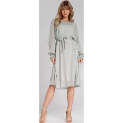 Jasnoszara Sukienka Hamer. Szare sukienki damskie Renee, s, w paski, z tkaniny, eleganckie, z okrągłym kołnierzem, z długim rękawem, długie, midi, trapezowe. Za 129,99 zł.