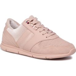 Sneakersy TOMMY HILFIGER - Velvet Lace Light Weight Sneaker FW0FW04312 Cameo Rose 674. Różowe półbuty damskie TOMMY HILFIGER, z zamszu. W wyprzedaży za 279,00 zł.