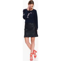 Mini spódnica ze sztucznej skóry z falbanką. Czarne spódniczki damskie Top Secret, na lato, bez wzorów, ze skóry ekologicznej, eleganckie, mini, trapezowe. W wyprzedaży za 49,99 zł.
