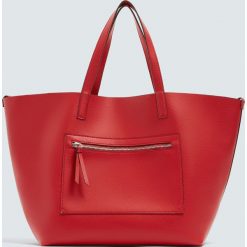 Czerwona torba shopper z suwakiem. Czerwone torby damskie na zakupy marki Pull&Bear. Za 69,90 zł.