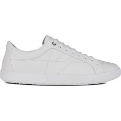 Skórzane sneakersy w kolorze białym. Białe trampki męskie Geox Adult, na sznurówki. W wyprzedaży za 237,95 zł.