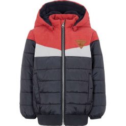 Kurtka przejściowa "Magnus" w kolorze czarno-czerwonym. Czerwone kurtki niemowlęce name it boys, bez wzorów, bez kaptura. W wyprzedaży za 132,95 zł.
