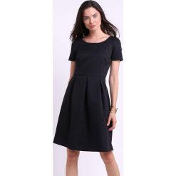 Sukienka w kolorze czarnym. Czarne sukienki damskie Jesienny butik, xs, bez wzorów, z okrągłym kołnierzem, bez rękawów, midi, rozkloszowane. W wyprzedaży za 117,95 zł.