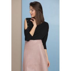 Bluzka w stylu rock. Bluzki damskie Monnari, z aplikacjami, ze skóry, rockowe, bez kołnierzyka. Za 59,50 zł.