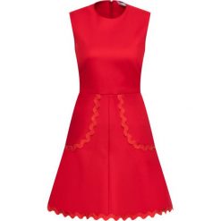 Sukienka koktajlowa Red Valentino RR0VAE10. Czerwone sukienki damskie Red Valentino, bez wzorów, z elastanu, wizytowe, bez kołnierzyka, bez rękawów. W wyprzedaży za 1019,00 zł.